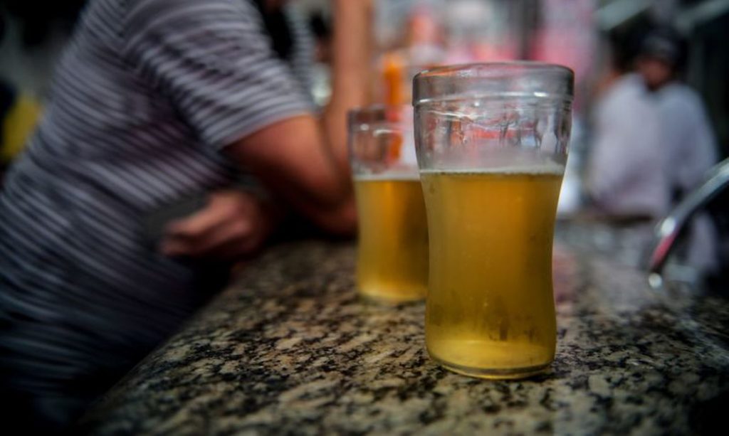 Mulher é agredida com socos ao se recusar a ficar mais tempo em bar com o marido