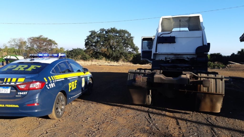 Com ajuda de GPS, PRF recupera caminhão furtado na BR-158 em Pato Branco Com ajuda de GPS, PRF recupera caminhão furtado na BR-158 em Pato Branco