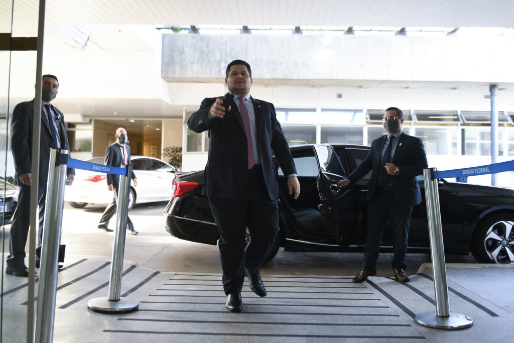 Alcolumbre muda critério para partilha de ajuda a estados e município