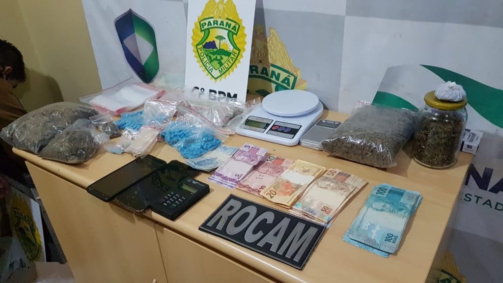 Ação contra o tráfico de drogas: Rocam detém dupla e apreende maconha, ecstasy, dinheiro e balanças de precisão Ação contra o tráfico de drogas: Rocam detém dupla e apreende maconha, ecstasy, dinheiro e balanças de precisão