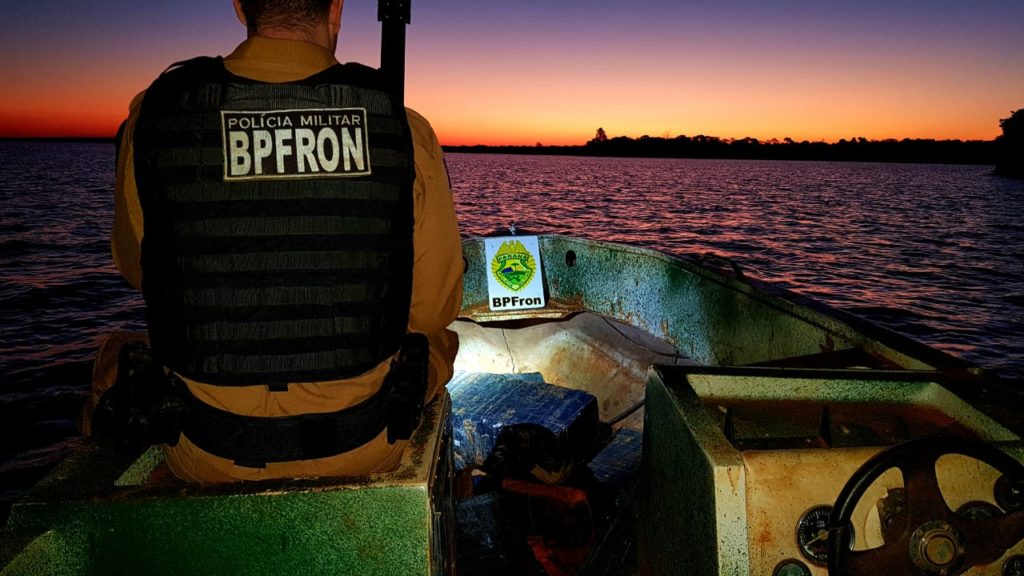 BPFron apreende barco e carga de quase 160 quilos de maconha no Lago de Itaipu, em Santa Helena