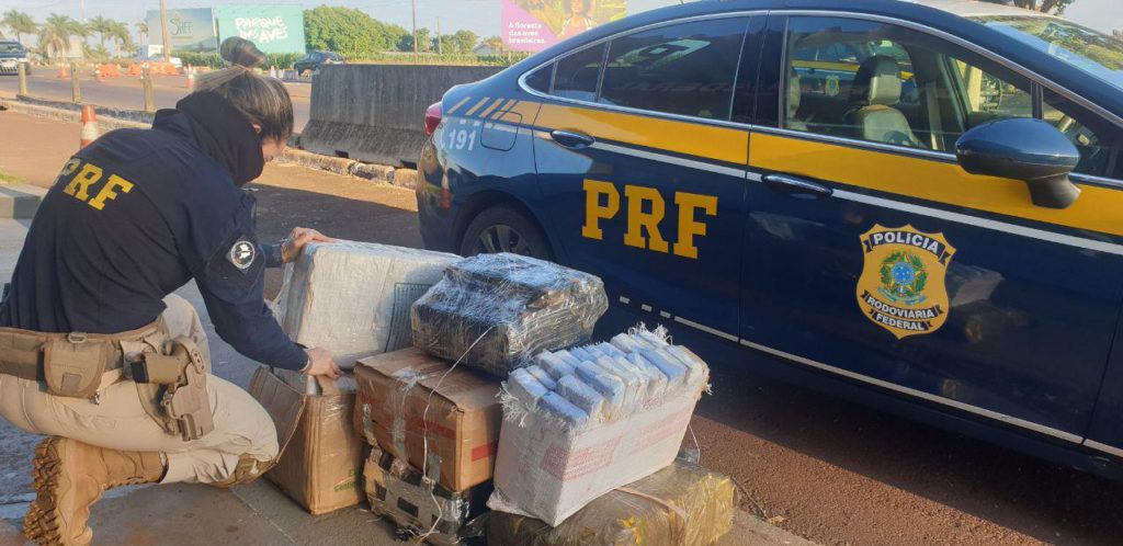 PRF apreende carro com placas clonadas transportando maconha na BR-277