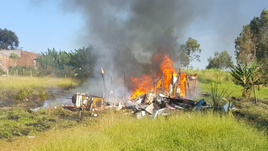 Incêndio em entulhos se alastra para residência, que fica destruída no Cascavel Velho