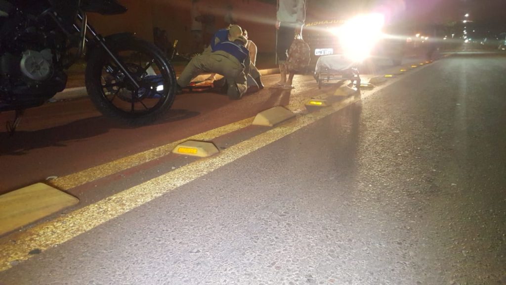 Jovem fica ferida após sofrer queda de bicicleta na Avenida Tito Muffato