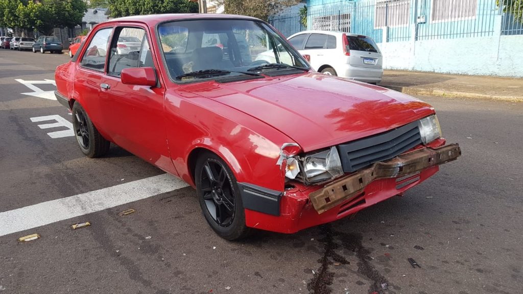 Chevette e moto batem em cruzamento no Centro Chevette e moto batem em cruzamento no Centro