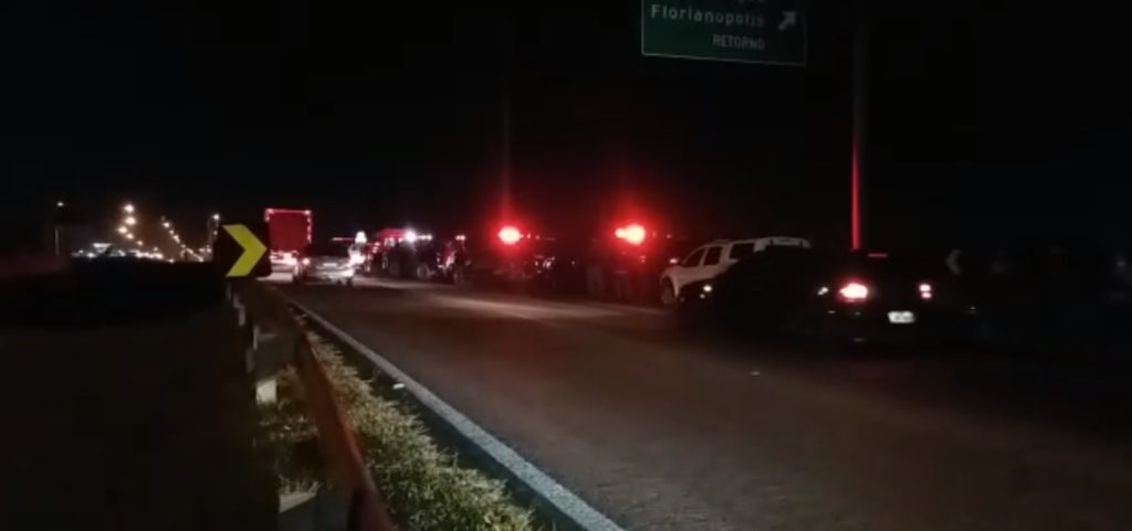Motorista com carro roubado foge da polícia e é morto na BR-116 Motorista com carro roubado foge da polícia e é morto na BR-116