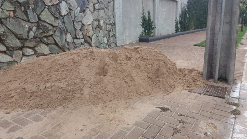 Areia despejada na calçada do Cemitério Central prejudica a passagem de pessoas Areia despejada na calçada do Cemitério Central prejudica a passagem de pessoas