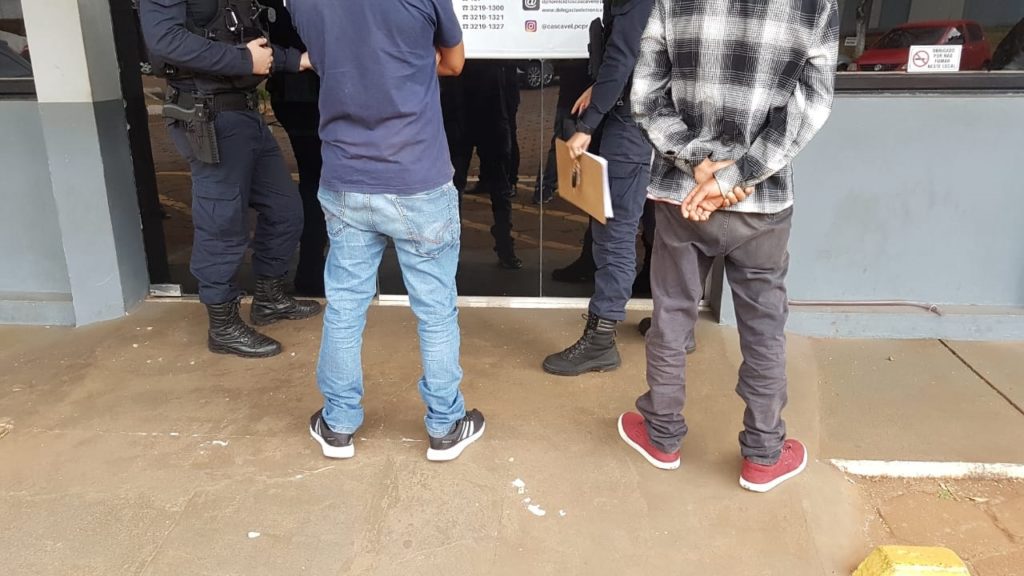 Dupla é flagrada com maconha e cocaína perto da Câmara Municipal Dupla é flagrada com maconha e cocaína perto da Câmara Municipal
