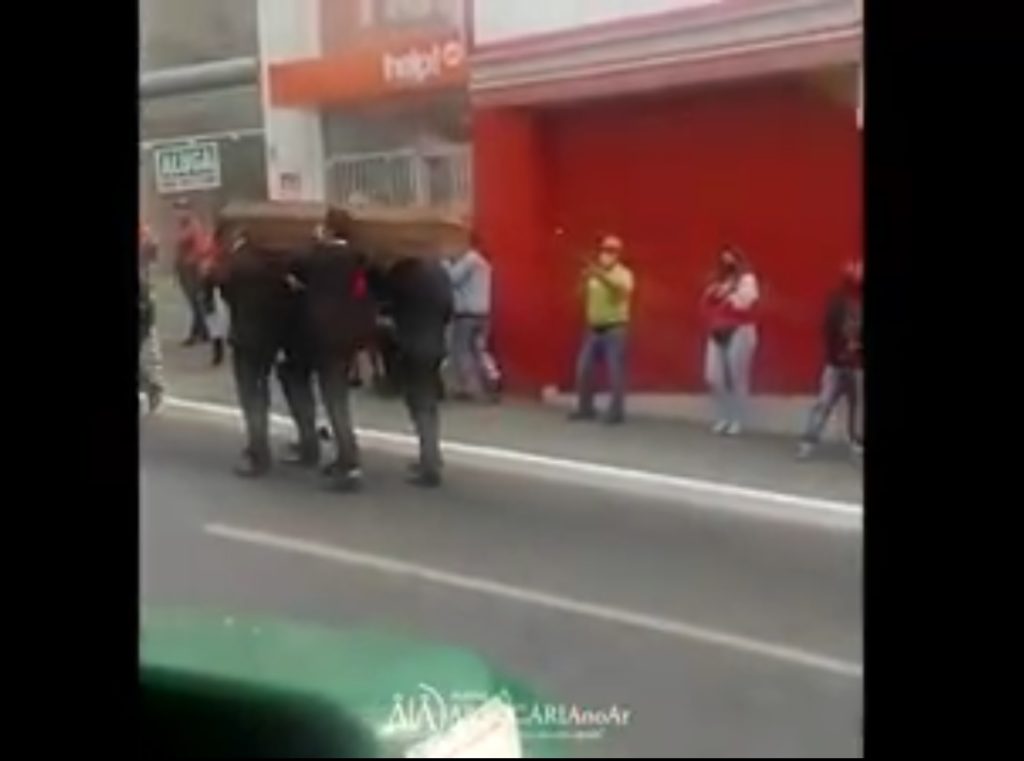 ‘Meme do Caixão’ percorre cidade da Região Metropolitana de Curitiba e deixa moradores intrigados; assista ‘Meme do Caixão’ percorre cidade da Região Metropolitana de Curitiba e deixa moradores intrigados; assista