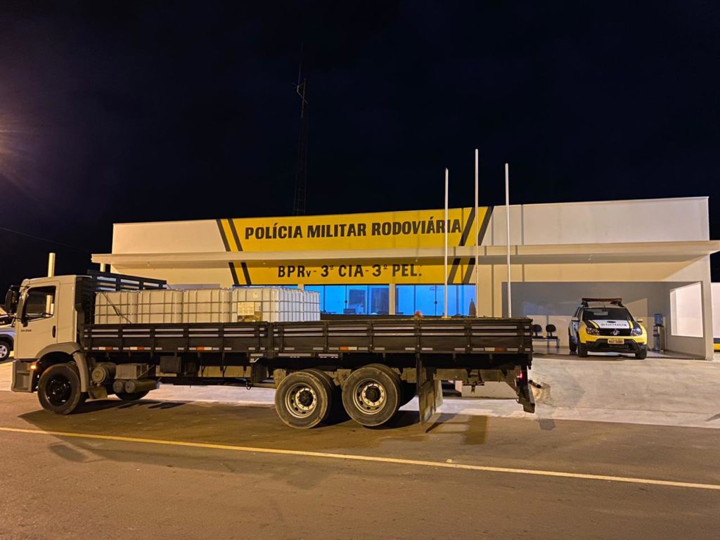 Caminhão furtado em Santa Catarina é recuperado pela PRE em Iporã; dois foram presos