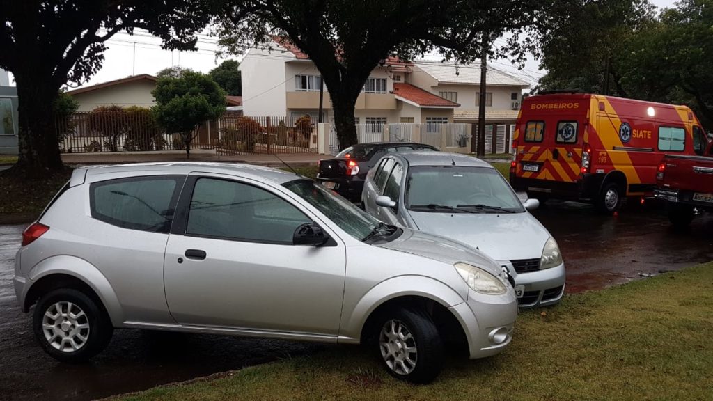 Motorista passa mal e atinge carro estacionado na Rua Manaus