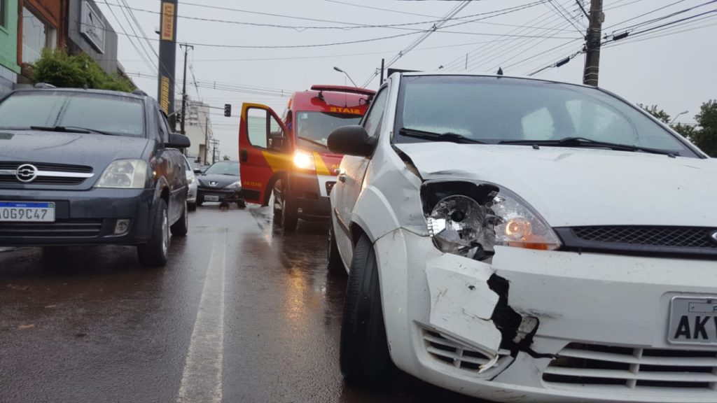 Pedestre é atingido após colisão envolvendo três veículos na Avenida Brasil