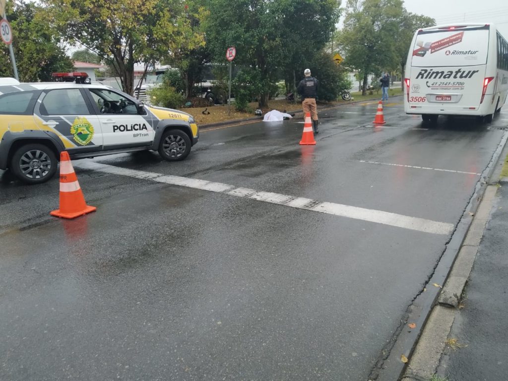 Motociclista atinge placa de sinalização e morre na hora em Curitiba