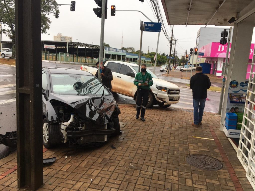 Forte batida entre Ranger e HB20 é registrada na Av. Brasil