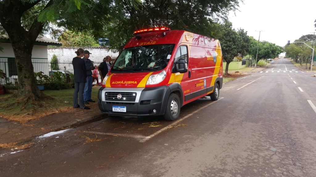 Idosa é socorrida pelo Siate ao cair em residência no Bairro Coqueiral