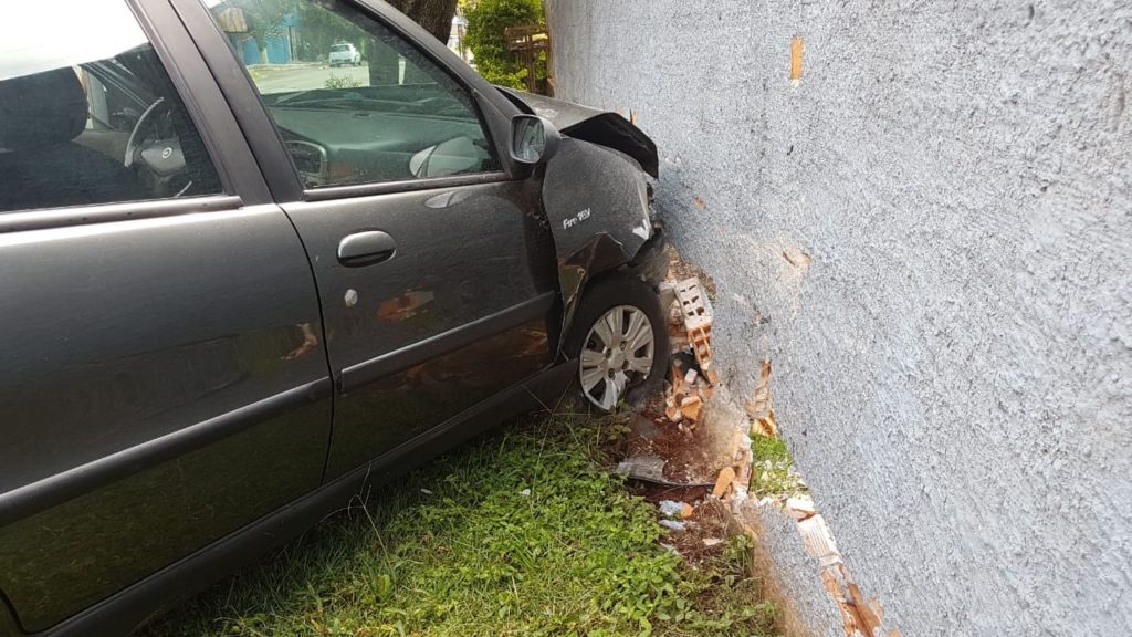 Carros colidem e atingem residências no Bairro Parque Verde