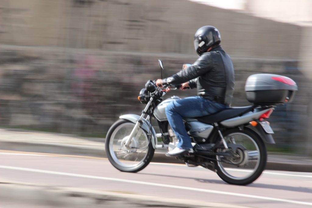 Homem que teve a placa da moto furtada entra na justiça para conseguir anular multas que não cometeu
