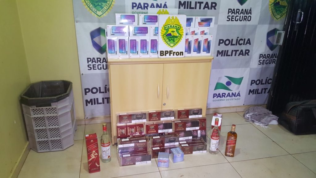 BPFron faz apreensão de cigarros, bebidas e celulares durante abordagem a ônibus