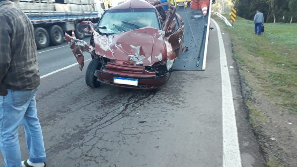 Carro é prensado por duas carretas em grave acidente na BR-376
