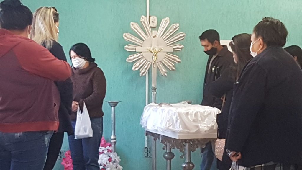 Comoção: familiares se despedem de Ana Paula Navarro que morreu no Gralha Azul