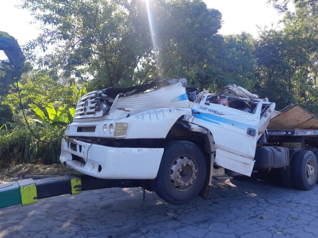 Caminhão com soja tomba após bater contra mureta e motorista morre na BR-277