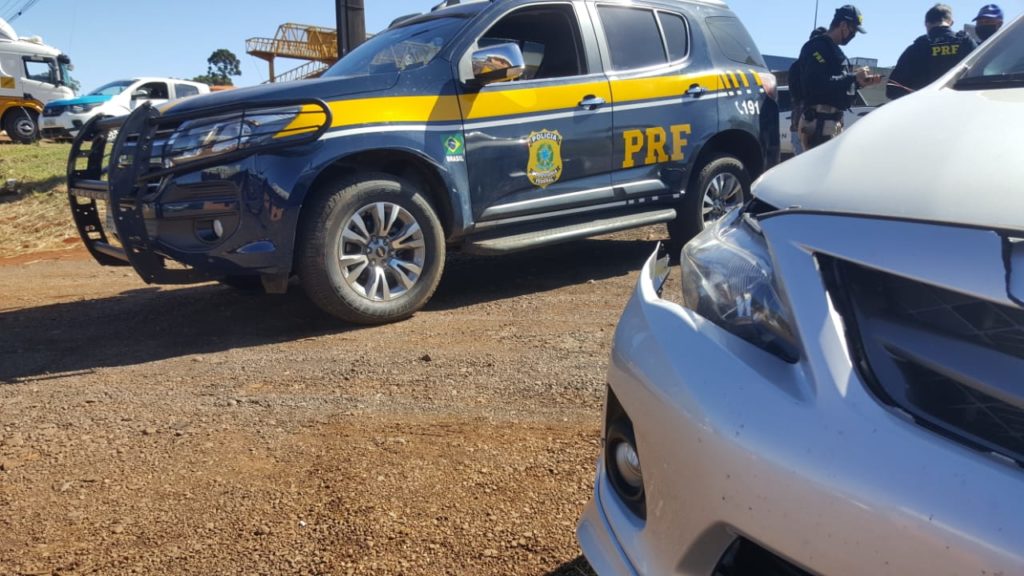 Carro e carreta se envolvem em acidente na BR-277