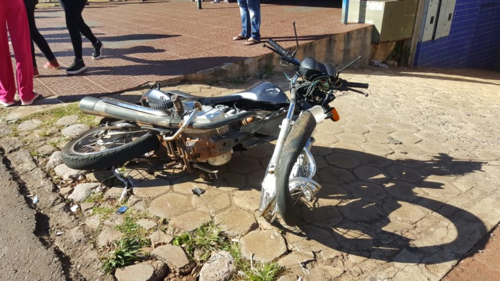 Moto e carro colidem no Bairro Guarujá