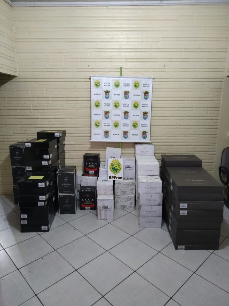BPFron apreende carga de 650 garrafas de vinho em Santo Antônio do Sudoeste