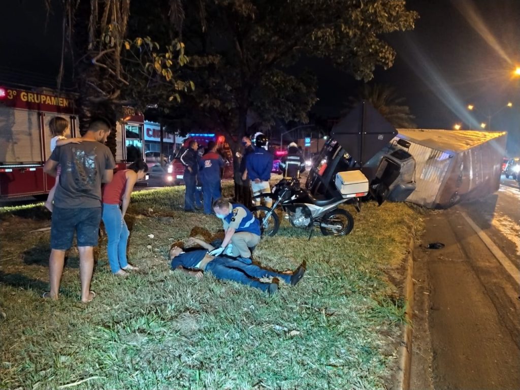 Caminhão bate em carro e tomba deixando motorista ferido na BR-369, em Londrina
