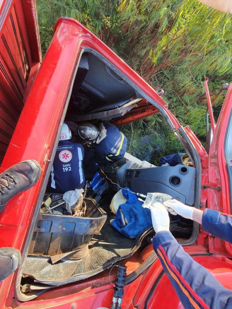 Motorista fica preso às ferragens em grave acidente entre Jesuítas e Assis