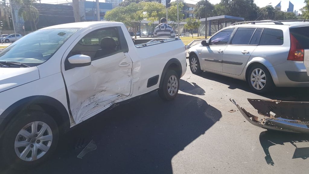 Carros se envolvem em colisão na Avenida Brasil