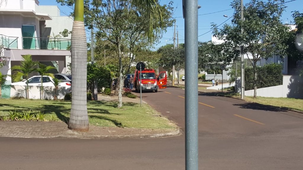 Mulher fica ferida ao cair de moto dentro de condomínio no Bairro Alto Alegre