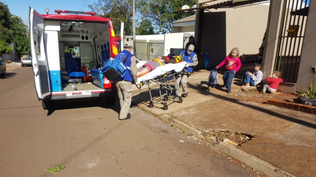 Jovem é socorrida após sofrer queda na Região do Tarumã