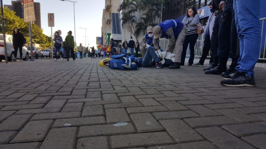 Jovem é socorrido após sofrer queda na Avenida Brasil