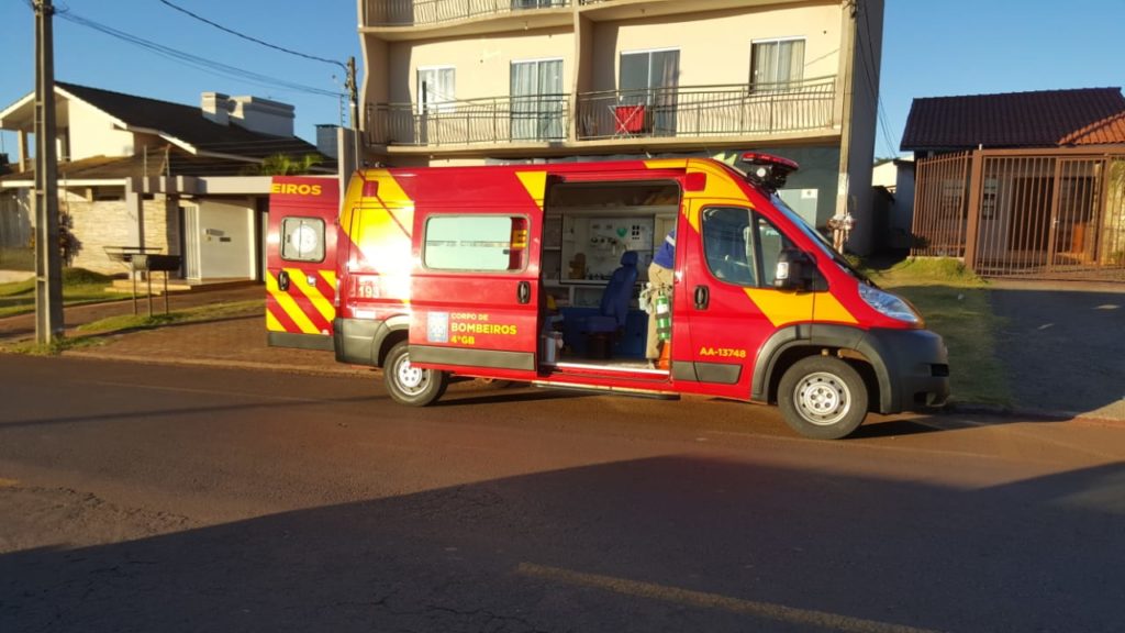 Mulher é socorrida em empresa na Avenida Estados Unidos