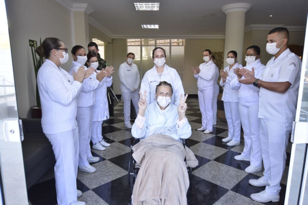 Covid-19: Mulher que ficou um mês e meio na UTI vai passar o Dia das Mães em casa