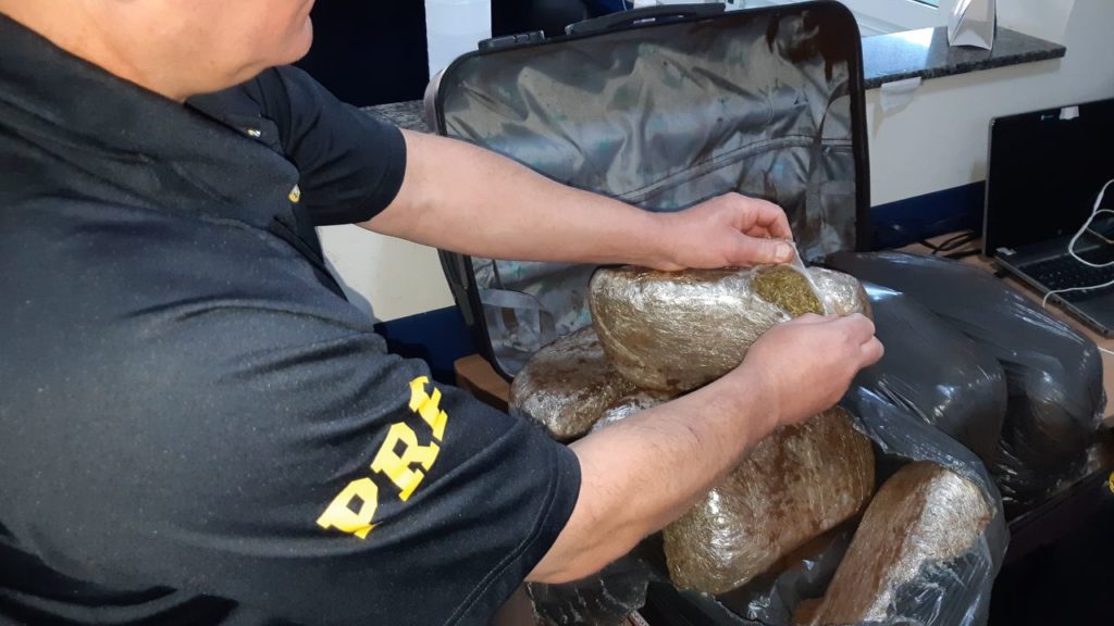 Mulher é presa transportando maconha em ônibus de turismo na BR-277