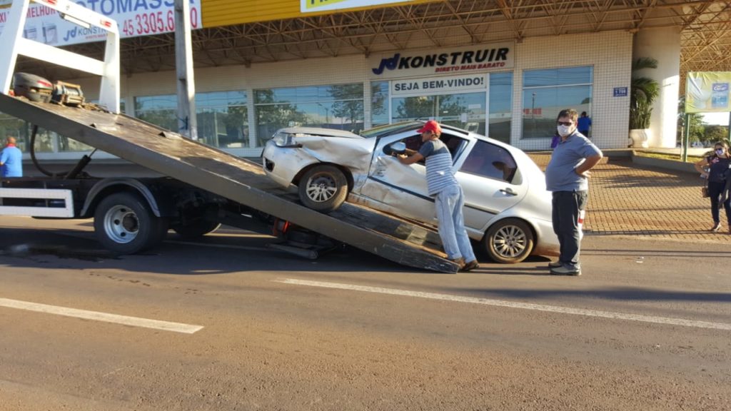 Carros batem na Av. Brasil, no Bairro Pacaembu
