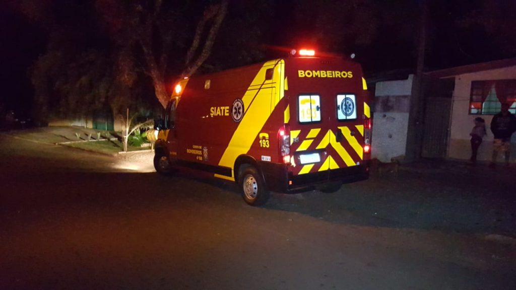 Mulher de 24 anos fica ferida após sofrer queda