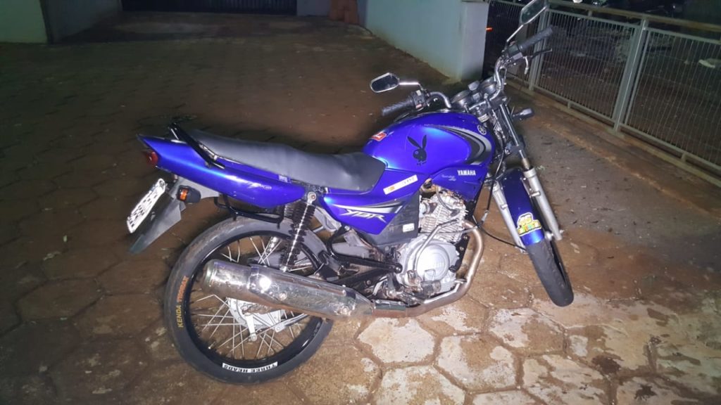 Moto com placa adulterada é apreendida e rapaz é detido no Bairro Morumbi