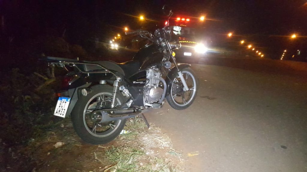 Motociclista tenta desviar de gato, não consegue e ainda sofre queda no Jardim Quebec
