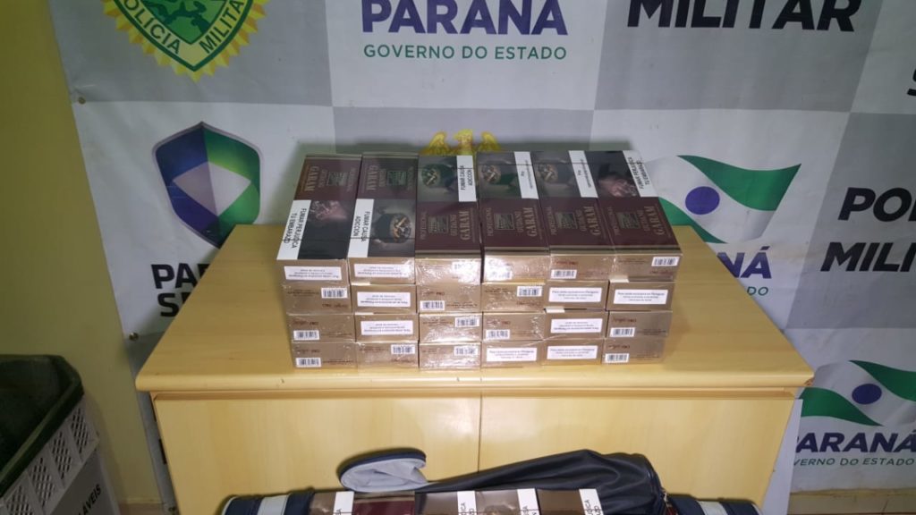 Pelotão de Choque apreende cigarros em ônibus na Rua Jorge Lacerda