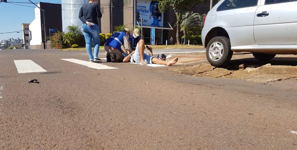 Motociclista sofre laceração no pé após se envolver em acidente na Av. Toledo