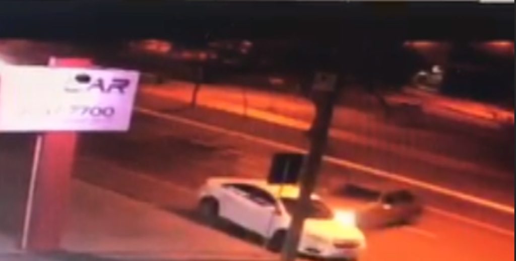 Vídeo mostra momento em que Palio atinge Cruze estacionado na Avenida Brasil