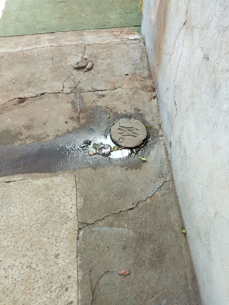 Moradora reclama de vazamento de esgoto no Bairro Floresta