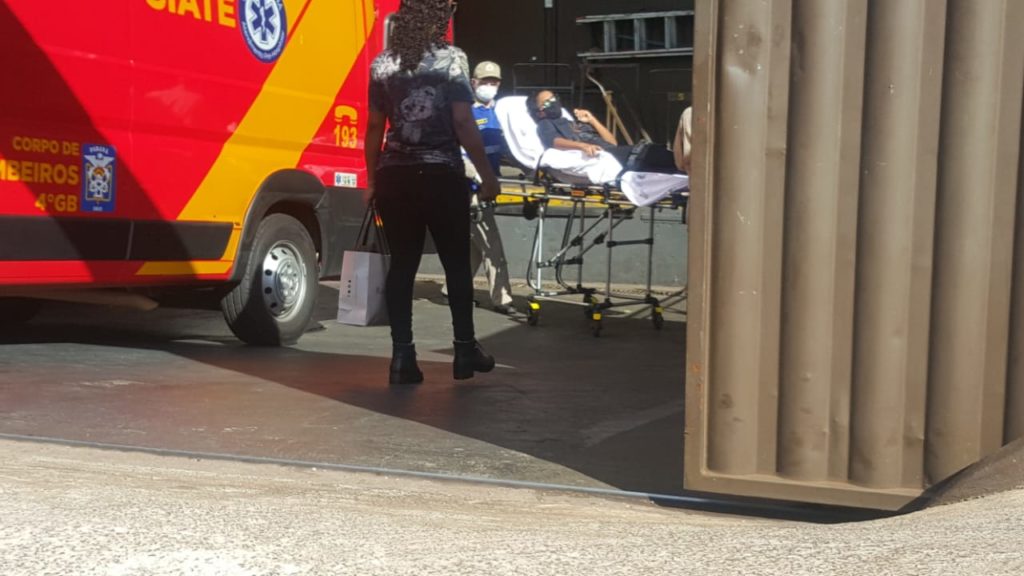 Jovem é socorrida após sofrer queda no Shopping JL