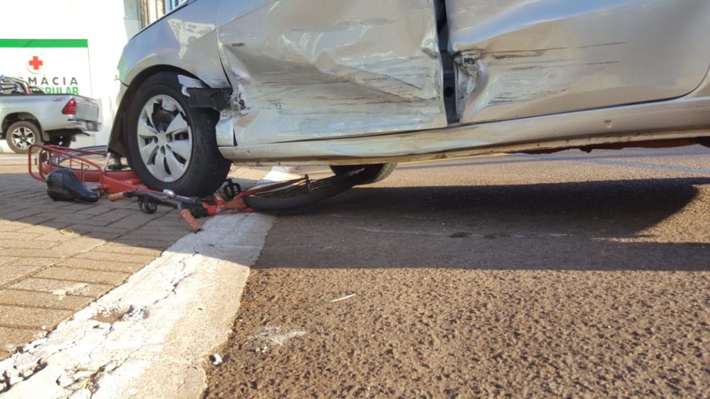 Acidente de trânsito envolvendo dois carros e bicicleta deixa homem ferido na Avenida Carlos Gomes