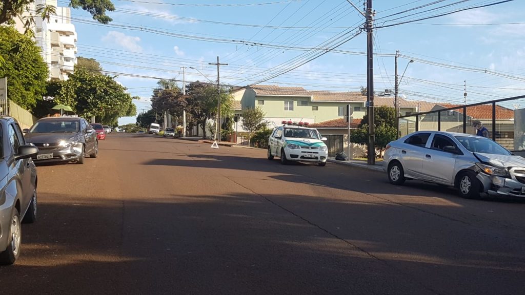 Carros se envolvem em colisão na Rua Manoel Ribas