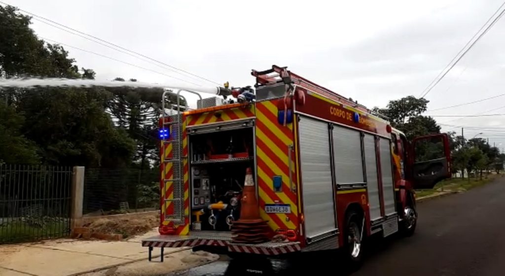 Com novo canhão, Bombeiros combatem incêndio em vegetação no Jardim Nova Cidade