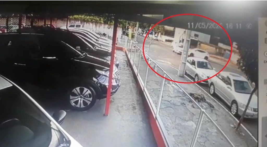 Câmera flagra acidente entre carros na Avenida Carlos Gomes